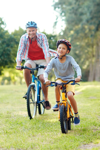 和爸爸一起出去玩图片下载