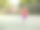 年轻女孩与卷红头发打网球图片下载