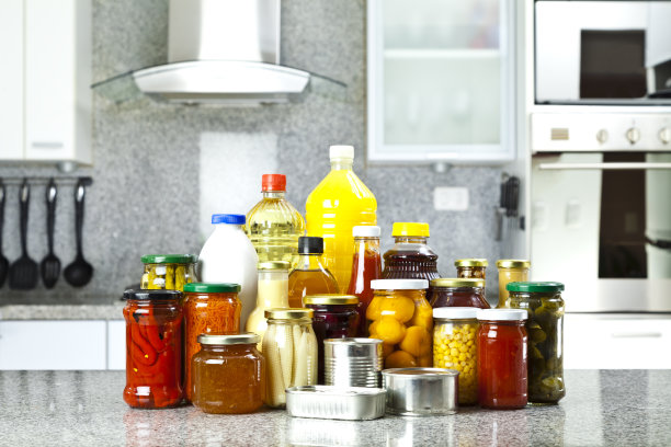 厨房台面上放着一大堆罐头食品图片下载