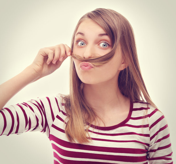 长着胡子的漂亮女孩。图片下载