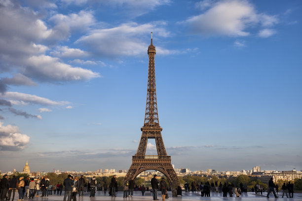 游客在法国巴黎的特罗卡德罗观看埃菲尔铁塔图片下载