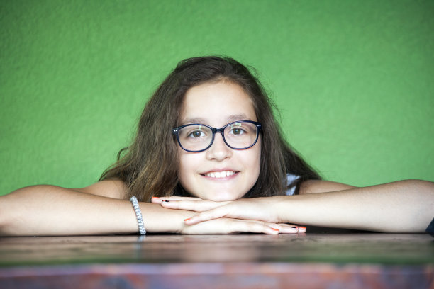 美丽的女孩微笑图片下载