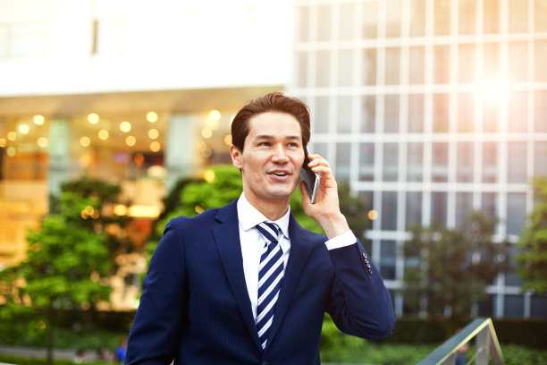 日本商人在东京户外打电话图片下载