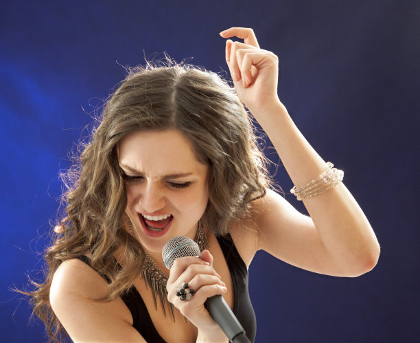 年轻女子唱摇滚图片下载