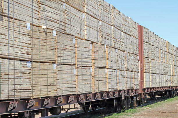 堆放在铁路平板车上的木材准备装船图片下载