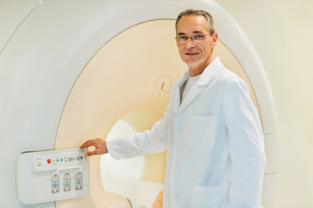 男性的放射科医师。图片下载