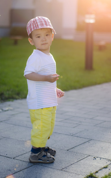 小男孩在户外玩耍图片下载