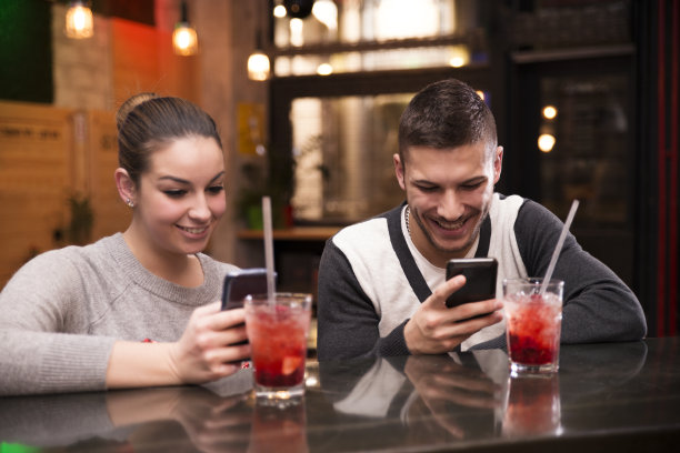 快乐的年轻夫妇图片下载