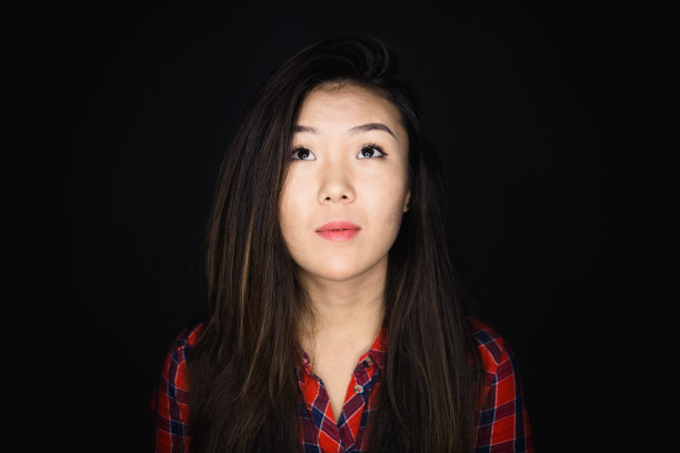 年轻的亚洲妇女的肖像与黑色的背景图片下载