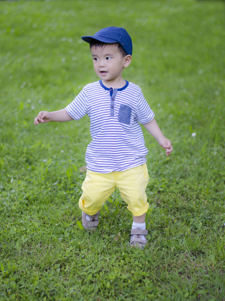 小男孩在草地上玩图片下载