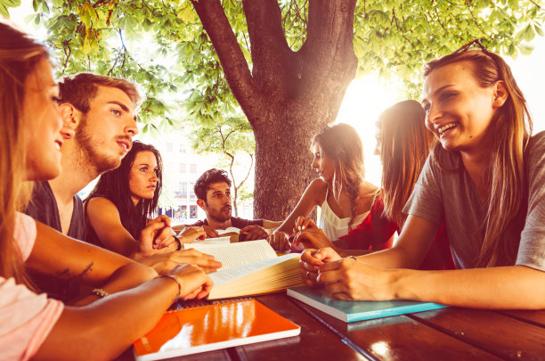 朋友户外学习图片下载