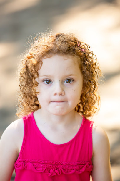 年轻女孩的特写与泥溅在脸上图片下载