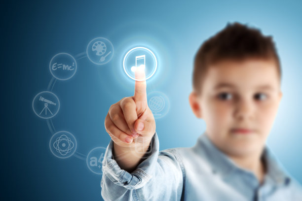 音乐。男孩在按一个虚拟的触摸屏图片下载