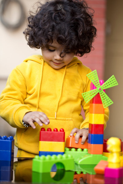 小男孩在玩玩具图片下载