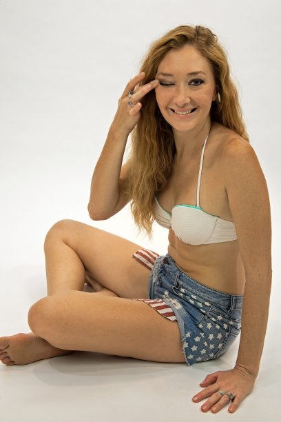 年轻女性眼中有东西图片下载