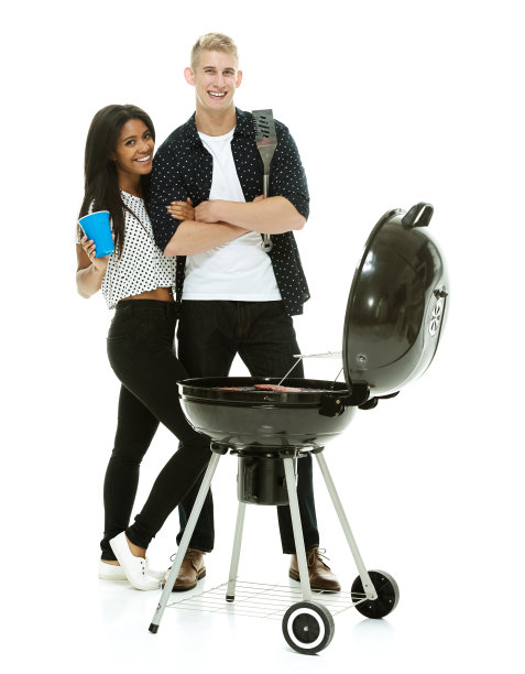 一对夫妇正在烧烤图片下载