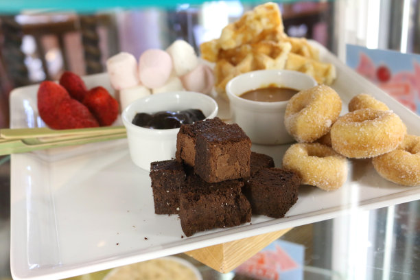 布丁柜展示巧克力火锅共享盘的图片图片下载