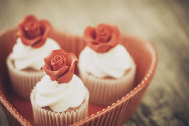 蛋糕和玫瑰图片下载