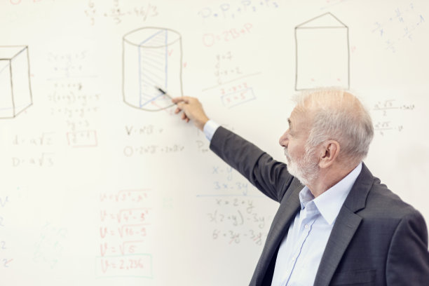 老师在黑板上写字图片下载