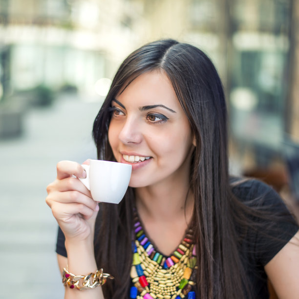 坐在路边咖啡馆里的女人图片下载