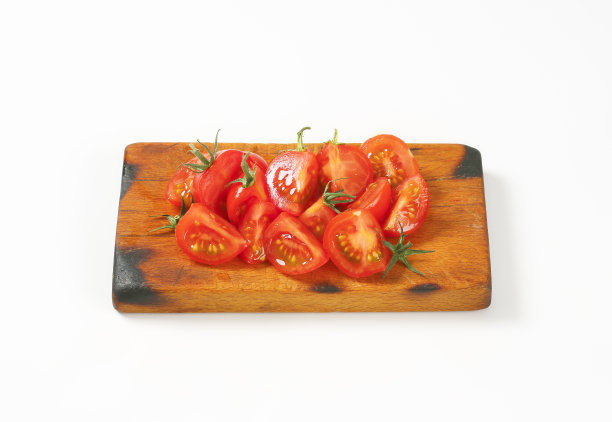 在砧板上切西红柿图片下载