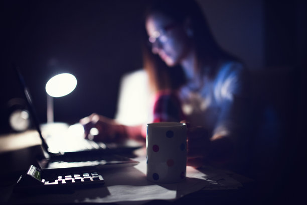 工作到很晚图片下载