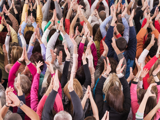 后视图有一大群人鼓掌。图片下载