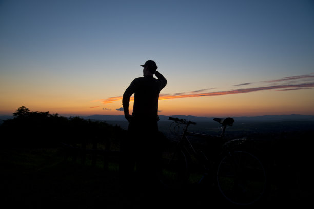 骑自行车看日落图片下载