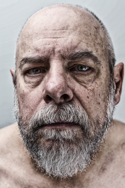 高级成年男子黑暗特写肖像图片下载