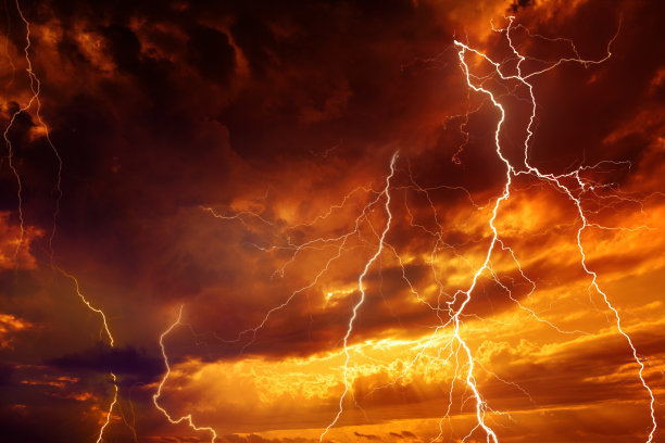 在暗红色的天空中素材图片