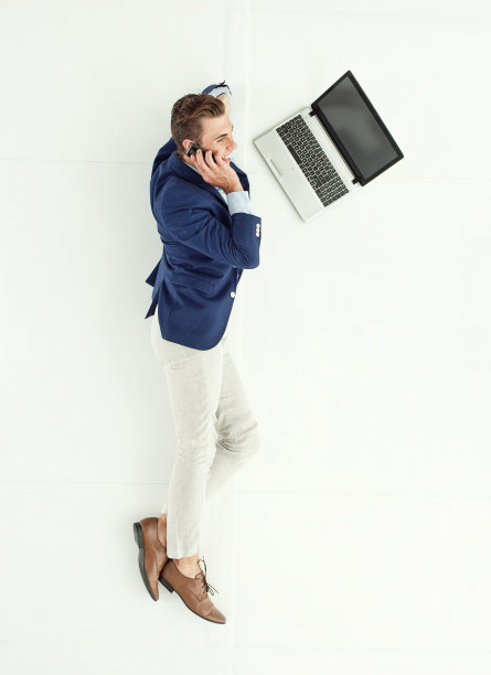 以上是商人用手机聊天的场景图片下载