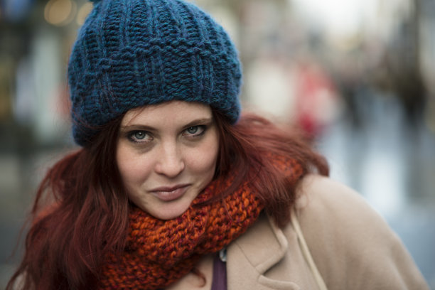 快乐的年轻女子在户外冬天的衣服图片下载