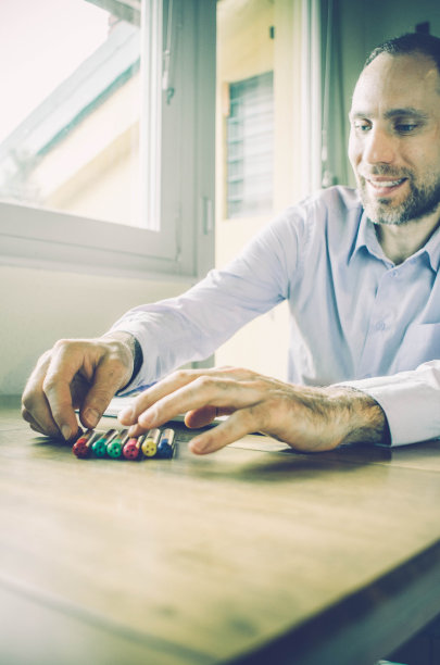 成人涂色书-年轻人在家里放松图片下载