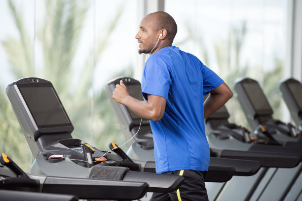 运动员在体育馆训练。图片下载