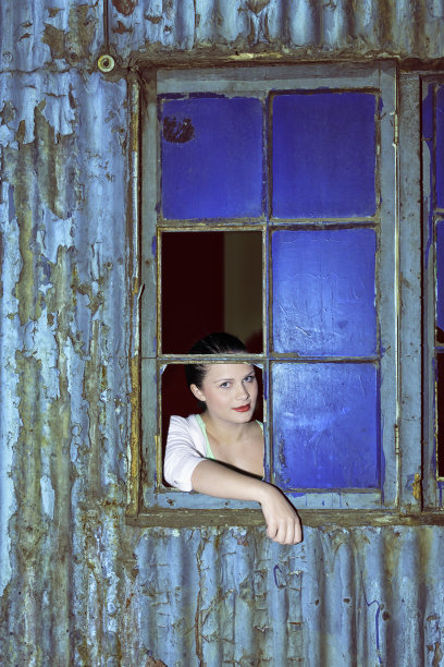 窗边的漂亮女人图片下载