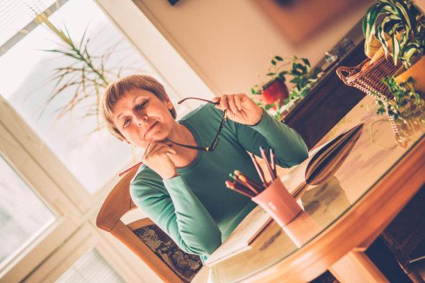 戴眼镜的资深妇女-成人涂色书，欧洲图片下载