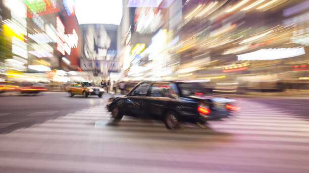 晚上在城市里开车图片下载