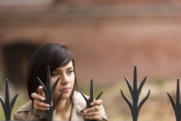 门背后的女人图片下载