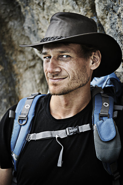 带着帽子和登山装备的徒步者肖像图片下载