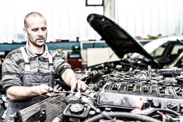 汽车修理工正在修理发动机图片下载