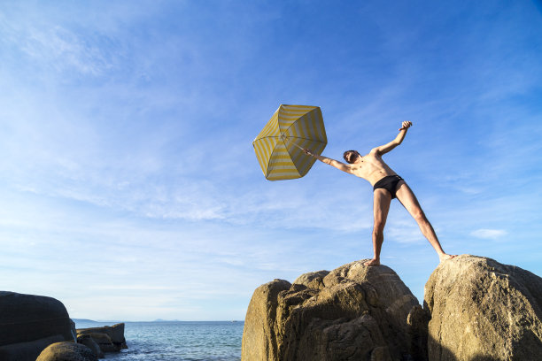 拿着沙滩伞的男人图片下载
