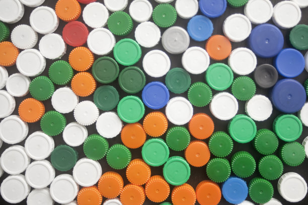 五颜六色的混合塑料瓶盖。图片下载