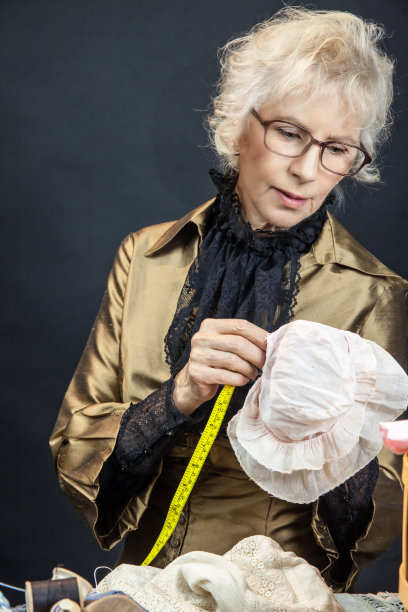 女性老年人测量图片下载