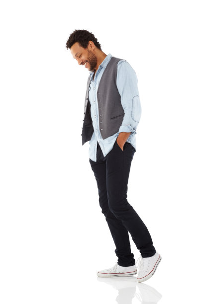 成熟的男人在休闲站轻松图片下载