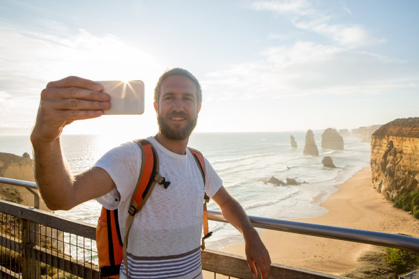 一名年轻人在澳大利亚十二使徒教堂自拍图片下载