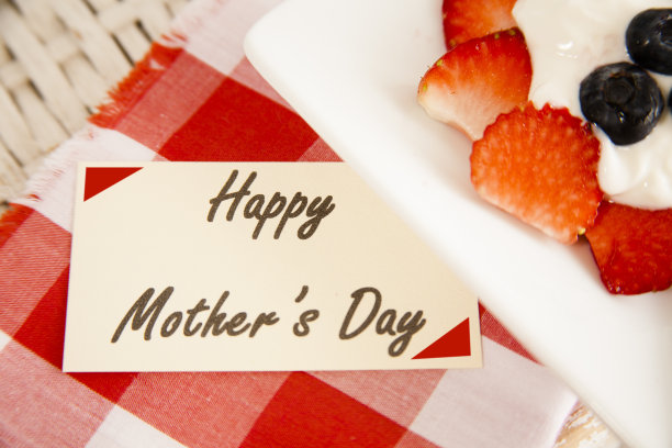 草莓,蓝莓水果。母亲节的早餐在床上。图片下载