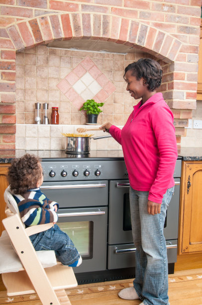 非裔美国妇女与儿子在准备一顿饭图片下载
