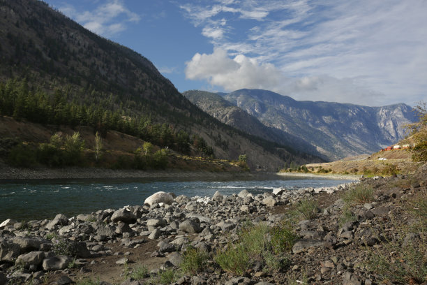 初秋不列颠哥伦比亚省汤普森-尼古拉地区的山谷图片下载