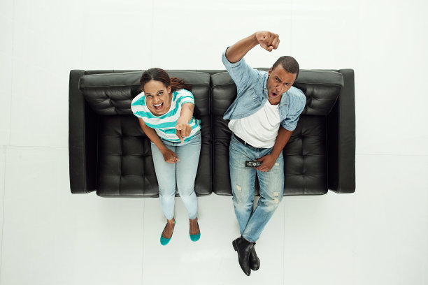 上面的观点夫妇在沙发上和欢呼图片下载