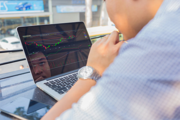 投资者每天在笔记本电脑上跟踪股票市场图片下载